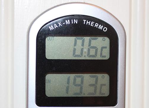 Minska energitjuvar i hemmet I ett hem finns ofta många små energitjuvar och miljöbovar så genom att bli mer klimatsmart i hemmet kan du spara både pengar och miljön.