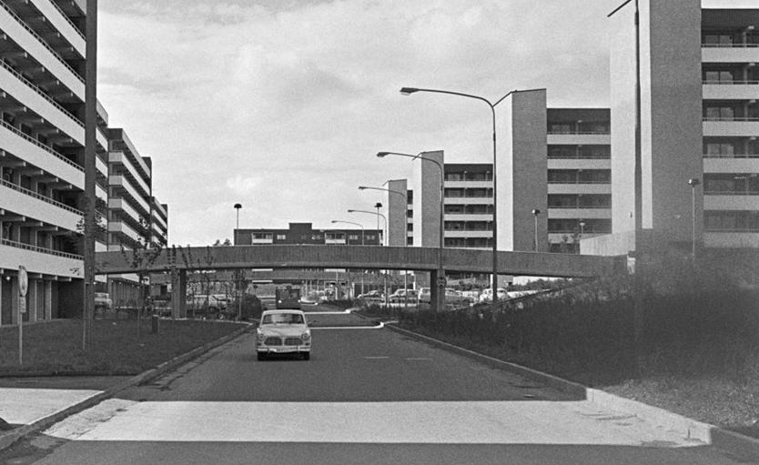 hade lösts med hjälp av att AP-fonderna tvingades köpa bostadsobligationer. Toppen på produktionen nåddes 1974 då en miljon nya bostäder byggts sedan 1965.