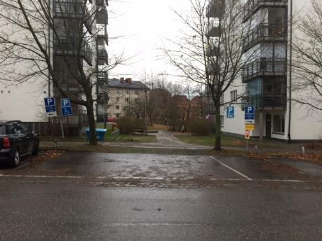 I området runt Fullersta Torg finns det flera parkeringsförbudsområden, som skulle kunna slås samman till ett stort område, vilket skulle förenkla för bilisten
