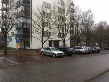 Anslutande gator har parkeringsförbud sträcka. På Klockarvägen är det parkeringsförbud sträcka, längs med gatan finns ett ganska stort antal parkeringsplatser.