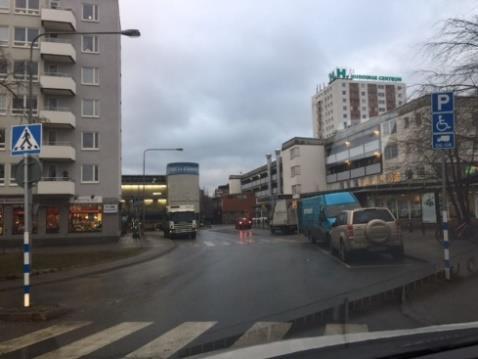 Foton från Klockarevägen i Huddinge centrum Forellvägen har också problem med framkomlighet, då många väljer att parkera där, för ärenden exempelvis till