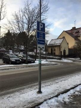 Parkeringsytan kan antas vara avsedd för besökande till centrum, eftersom den är reglerad med p-skiva 1 timme. Foto från Stuvsta Torg 3.