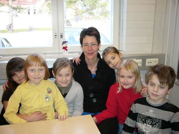 Barnen omringar Lotta Söderback när det blir tal om ett fotografi. Linette, Moa, Wilma och Mattias slänger sig på soffan bak i klassen. Lite före klockan 15.00 börjar barnen klä på sig.