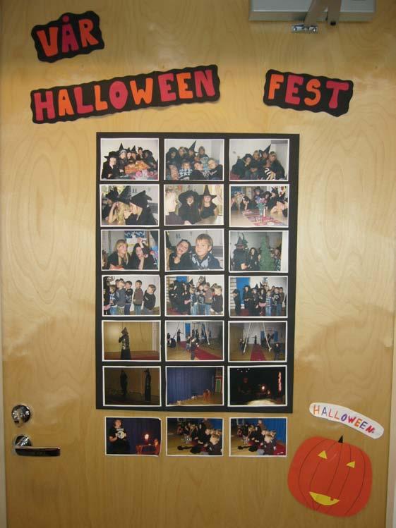 Årets Halloweenfest är förevigad i form av fotografier som finns utställda på väggen. Utrymmet Eftiset håller som sagt till i ett av skolans klassrum och det ligger vägg i vägg med biblioteket.