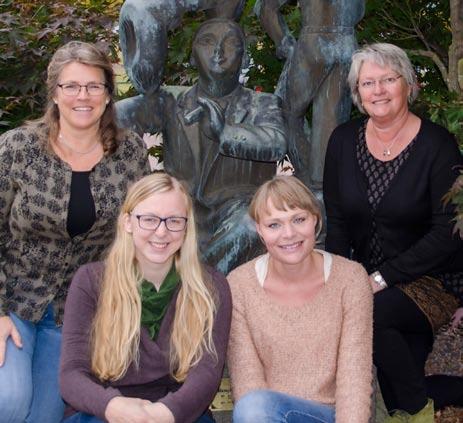 Välkommen till vuxenutbildningen i Arvika! Vägledningscentrum från vänster: Bea - administratör, Helena - studie- och yrkesvägledare, Lisa - vägledare och samordnare och Gunvor - studievägledare.