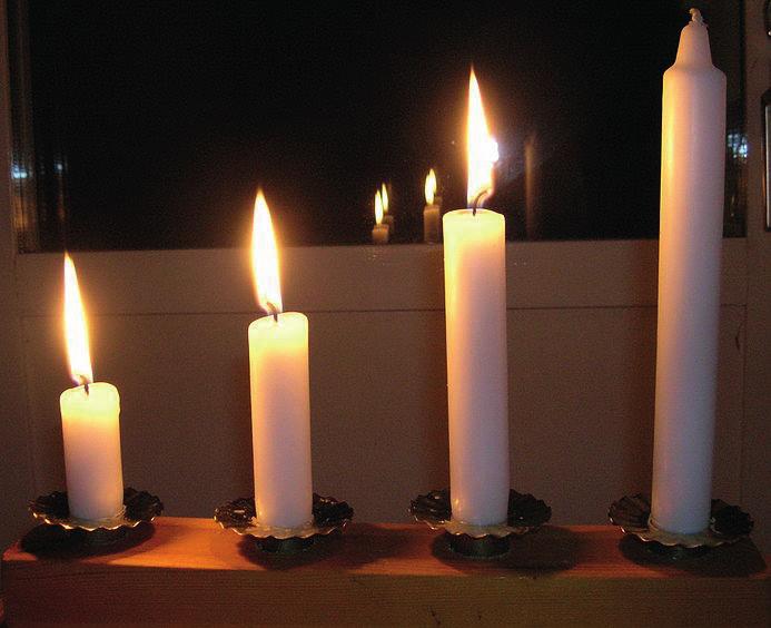En adventsljsustake. Varje söndag inna jul tänds ett nytt ljus. Ett ljus för varje söndag Inför jul firas advent. Advent kommer av latinets adventus som betyder (Herrens) ankomst.