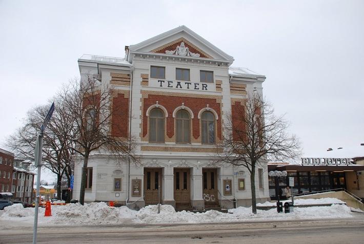 Bild 1 Varberg Teatern 1. Inledning Förr i tiden byggde man en teater för att ta emot lokala och resande teatersällskap.