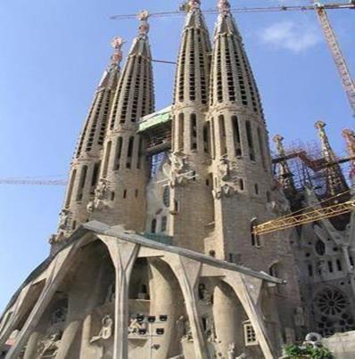 Vi börjar stadsrundturen med Barcelonas stora sedvärdhet, La Sagrada Familia, av den berömde katalanske arkitekten Antonio Gaudi.