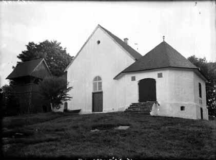 Sammanfattning av utförda arbeten På Norra Rörums kyrka har, under september-oktober 2009, utvändiga åtgärder företagits i form av rengöring, putslagning och kalkavfärgning av kyrkans samtliga