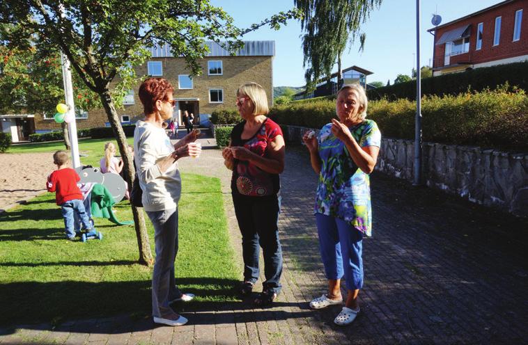 Benne och 6 sommararbetarna med att såga ner det stora