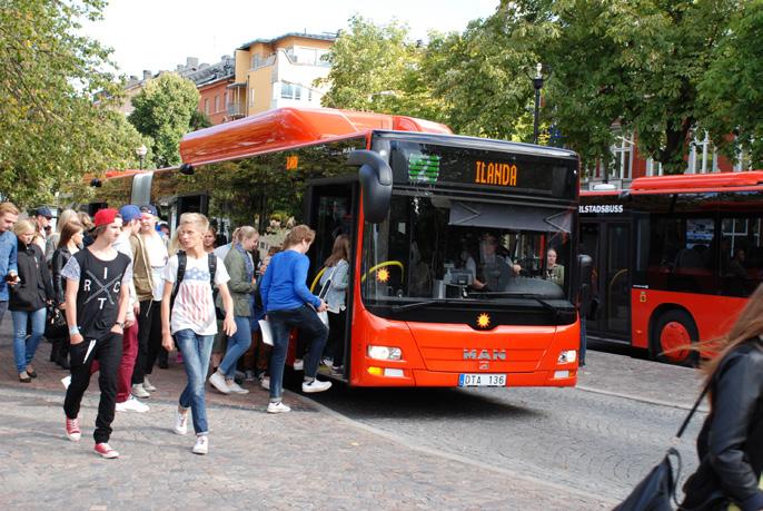 GRATTIS TILL STUDENTEN! VI KÖR HEM DIN TONÅRING TRYGGT OCH SÄKERT För oss på Karlstadsbuss är det en självklarhet att alla tonåringar ska komma hem tryggt och säkert.