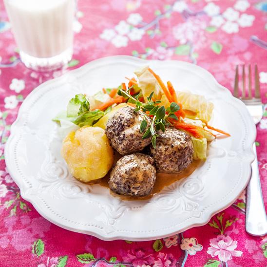 Kommande meny vecka 20 Recept 1: Köttbullar i gräddsås med ostgratinerad potatis Recept