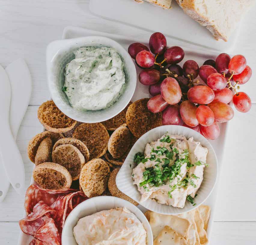 Färskost med spenat och vitlök 20 portioner à 25 g, glutenfri 400 g Vitlök, laktosfri 120 g spenat i bitar, fryst Kör Créme Bonjour Vitlök, laktosfri i en matberedare och blanda i den tinade och