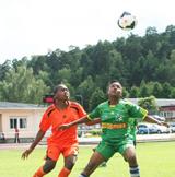 I Mocambique driver organisationen den nationella fotbollsligan Mutola Cup som spelas i 30 distrikt i landet. Här får unga tjejer chansen att spela fotbollsmatcher varje helg.