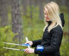 Dra isär och sikta med klavens skänkelspetsar mot trädets yttre diameter. Gator Eyes tänds med switchknappen medan du drar isär skänklarna för att finna rätt position.