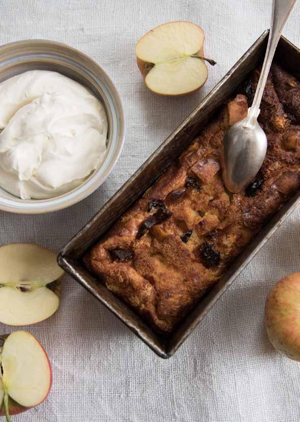 Brödpudding med Saga-äpplen och vaniljgrädde.