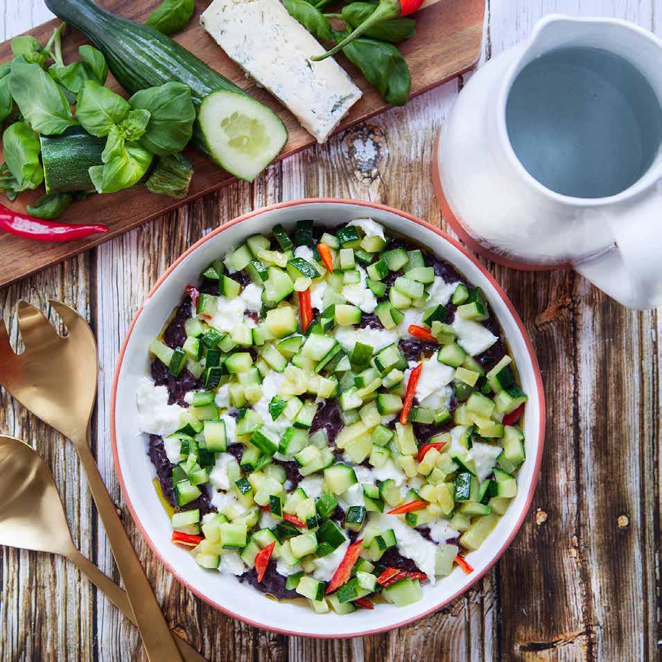 BLACK RICE RISOTTO med zucchini, fänkål och gorgonzola Ca 0 min Ris 2 msk olivolja* 1 vitlöksklyfta 200 gram svart ris Ca 2 liter varmt vatten* ½ msk flingsalt* Grönsaker 1 zucchini 1 fänkål 2