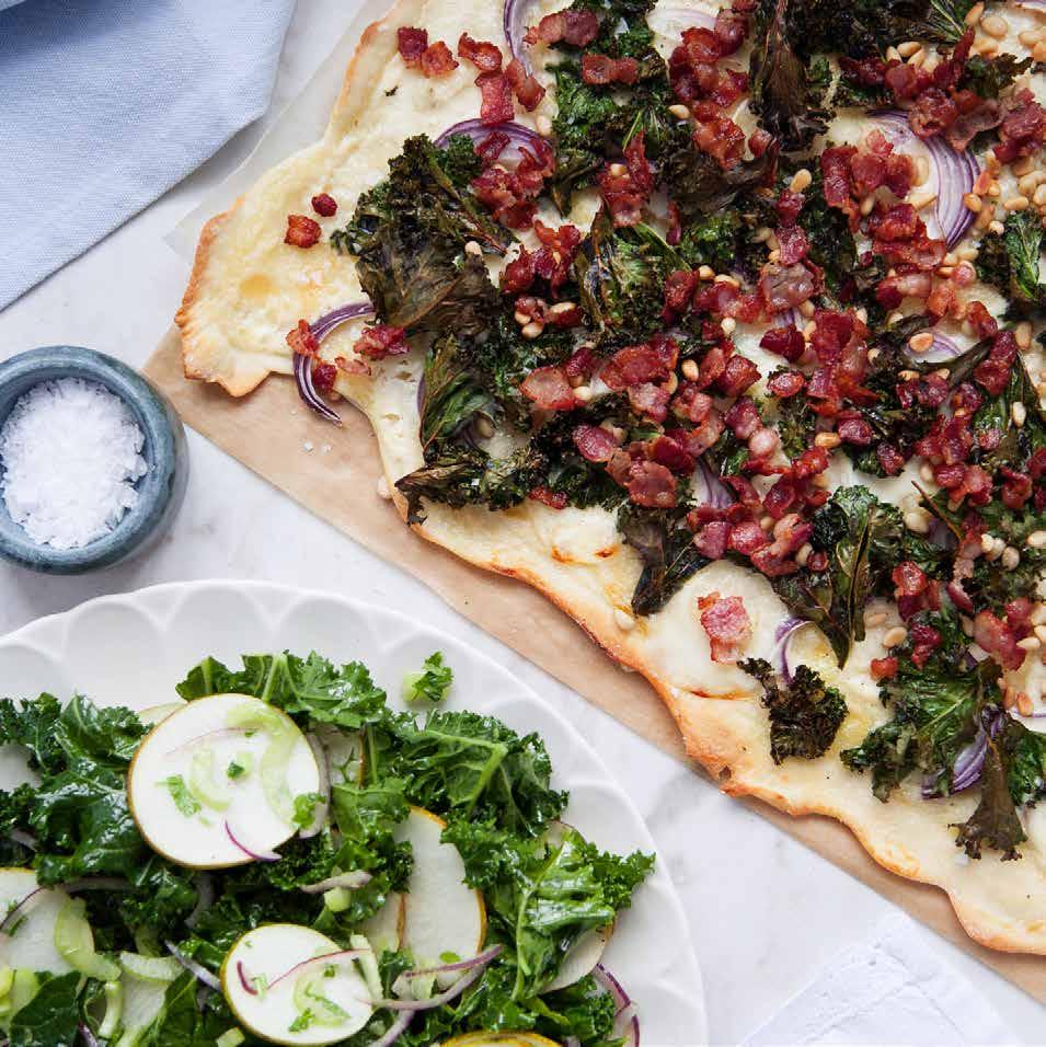 GORGONZOLAPIZZA med grönkål Ca 0 min Pizza 0 gram grönkål Olivolja* 1 rödlök 1 pizzadeg 2 dl creme fraiche 7 gram gorgonzola 1 pkt bacon Flingsalt och svartpeppar* Päronsallad 10 gram grönkål 1 päron