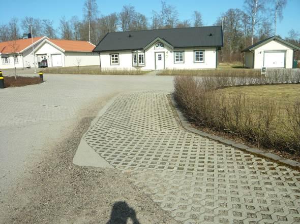 Clogging risk of infiltration trenches: Left: Clogged infiltration trench after snowmelt Right Gravel from winter maintenance 9.