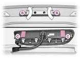 Praktisk information - 157 Tredje bromsljus: 4 glödlampor W 5 W F Demontera varsamt bakluckans övre panel, genom att ta loss den på båda sidorna, vinkelrätt mot dess införingsriktning.
