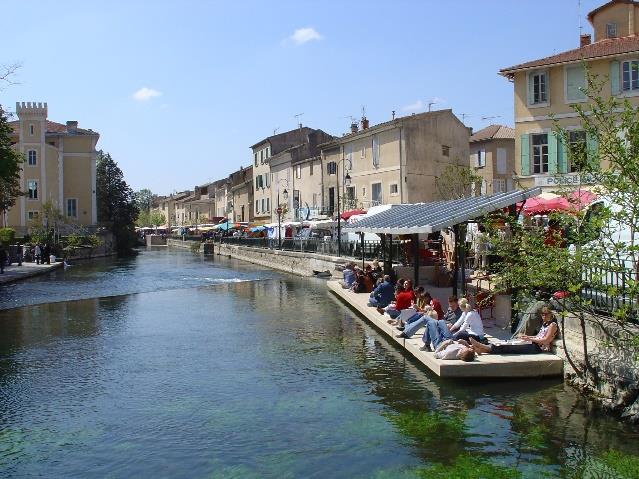 Det bästa av Provence, Isle sur la Sorgue Buoux, 4 nätter 2(6) Dag 1 Ankomst till Isle sur La Sorgue Isle sur la Sorge kallas ibland för Lilla Venedig då staden är helt omgärdad av floden Sorgue.