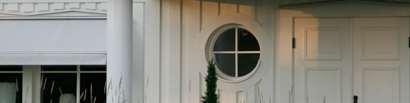 Fönstertyperna är vitmålade TVF (öppningsbara) och FL (fasta). Storlekar och öppningsalternativ enl. husofferten.