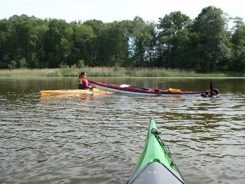 6/6-2016 Teknikövning Valloxen I måndags tränade vi paddlingsteknik på Valloxen, det paddlades i cirklar, bakåt, framåt, runt runt och åt sidan.