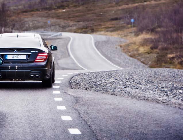 dragracingarenan i mörkret och noterar en förbrukning på färddatorerna. Jaguar: 22 l/100 km. Mercedes 19. Nu väntar glest trafikerade vägar mot Östersund och Åre och GT-vagnarna får sträcka ut.