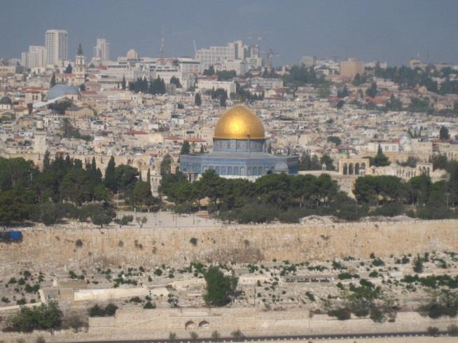 Israel Ett land som till ytan är mindre än Småland men som fångar hela världens uppmärksamhet. Israel är det namn som Gud gav till Jakob för 4000 år sedan, han som blev stamfader till 12 stammar.