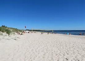 Sommarsemester SAM har två fina sommargårdar som är värda ett besök under sommaren. Bödagården Direkt på Ölands finaste sandstrand ligger denna gård som har öppet hela sommaren.