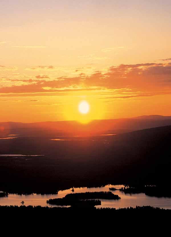 Vy från Dundret: Midnattssol över Vassaraträsket Fjällstugan öppen 3/6-11/8 kl 21.00-01.