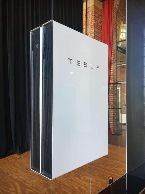 Tesla -Powerwall 2. Elbilsföretaget Tesla har även ett batteri för hemmabruk. De som har solceller skall kunna lagra sin elenergi från dagen och använda den när solen inte lyser.