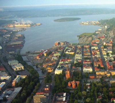 Vi bor både nära och strax utanför den täta, pulserande storstadsregionen. Vi har havet i öster, staden i mitten och skogarna i väster. Här finns därför både tryggheten och nyfikenheten.