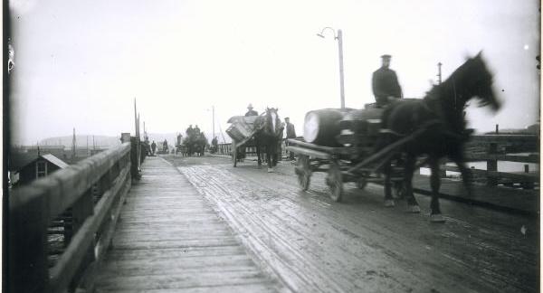 Hisingsbron 1874-1968 svängbro Tunga transporter över Hisingsbron 1915?