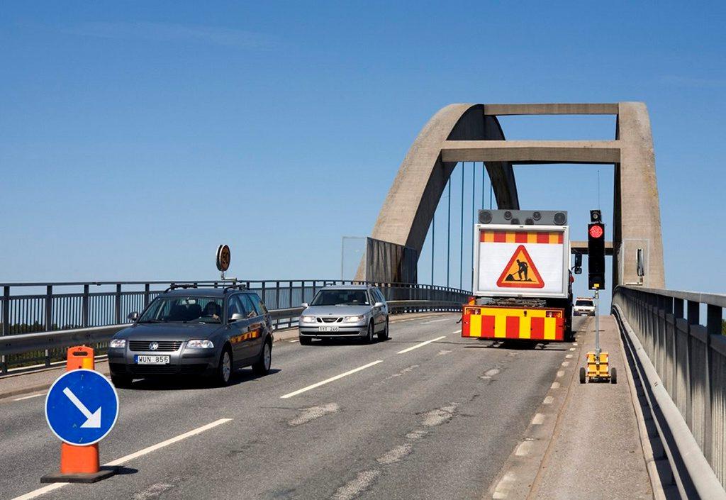 Vitesbelagda krav - väg Omledning av trafiken Tillfällig trafikdirigering Hastighetsbegränsning Förekomst av varningsmärket: varning för