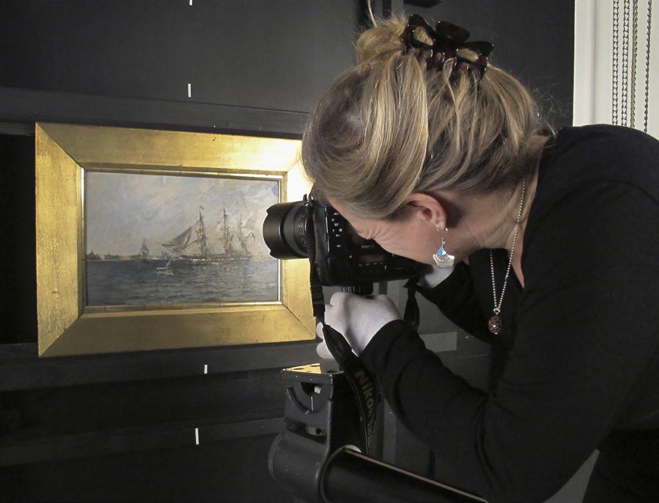 Cecilia Nordstrand fotar konst på Sjöhistoriska museet. Fotograf Anneli Karlsson. 2016 gjordes totalt 41 076 nedladdningar från sidorna på Digitalt museum som rör samlingarna inom SMM.