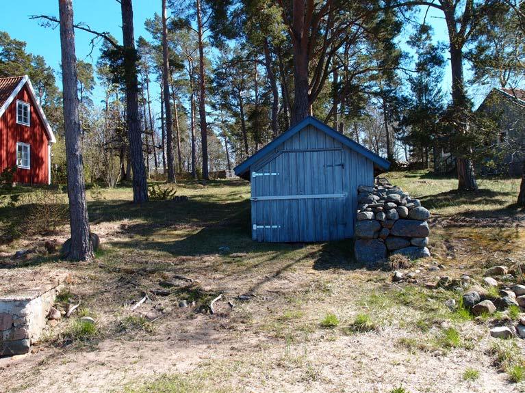 Datum 2017-04-28 2 (4) Bakgrund Ansökan gäller strandskyddsdispens för nybyggnad av en komplementbyggnad som ska användas som uterum. På platsen finns ett äldre båthus i dåligt skick, som nu rivs.