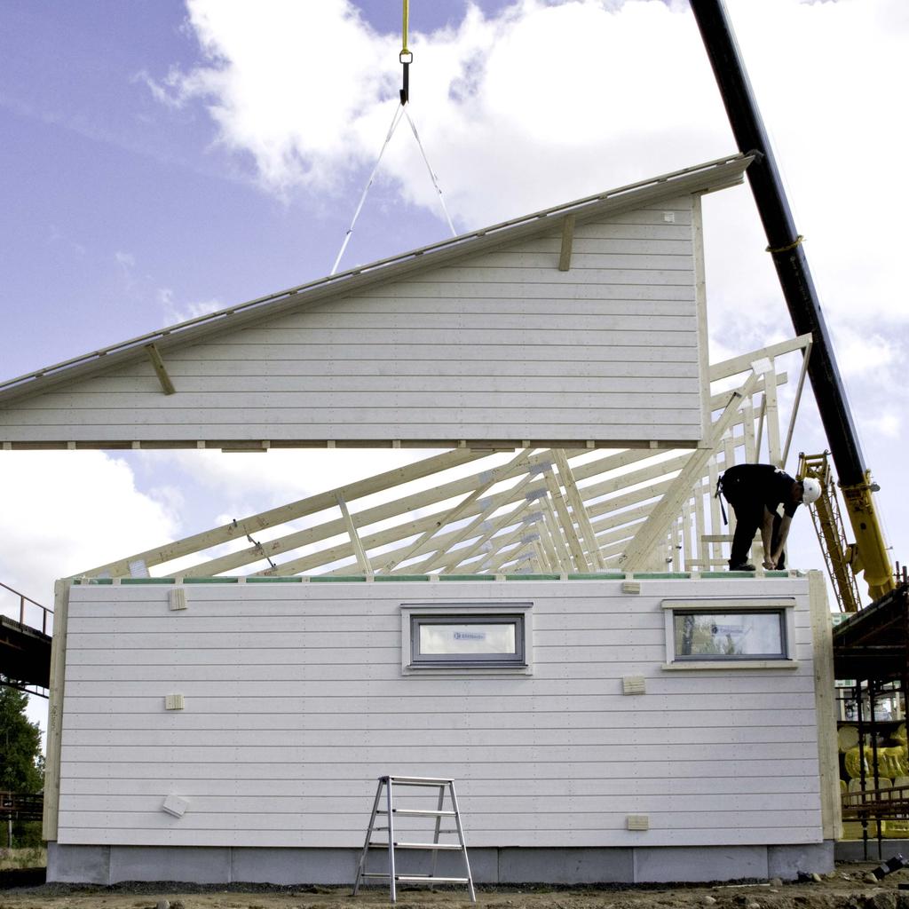 Fönstren sätts på plats redan i fabriken. Särskild omsorg läggs på tätningen, eftersom ett tätt hus har en låg energiförbrukning.