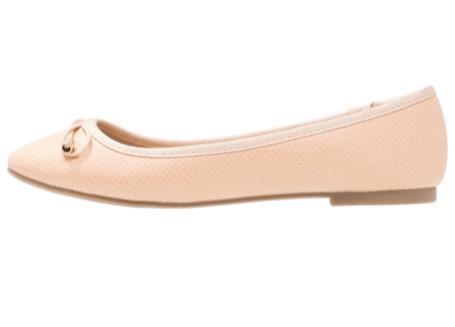 se/p/1357668/ballerinas-peach Efter att du hittat den perfekta balklänningen börjar jakten av rätta skor. Det elegantaste alternativet är naturligtvis högklackade skor.