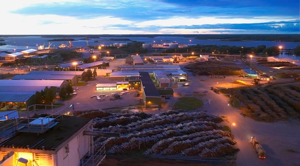 6 Alholmens såg Alholmens såg är ett sågverk som beläget i Jakobstad, de producerar plankor och brädor av gran och furu. De har 61 anställda och en produktions kapacitet på 200 000 kubikmeter per år.