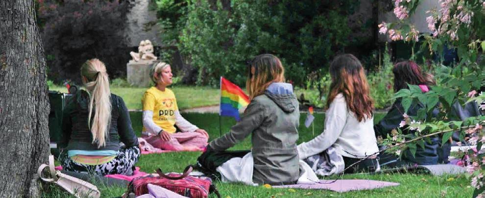Pride Yoga ileder dage Precis som ifjol erbjuds i att börja dage lugt med Yoga tillsammas med Charlotta Bjareborg. Mella 8.30-9.30 är du välkomme till parke vid Falkebergs Kyrka för MediYoga.