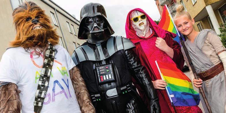 Pridegeeralera och våra volotärer visar var alla grupper ska stå och var det fria blocket går där eskilda persoer oamält ka ta plats. Årets parad börjar gå klocka 14.00 med scee på Vallara som mål.