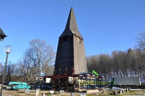 Ransbergs klocktorn får nya syllar av jättetallar Ransberg kyrkas klocktorn, Tibro pastorat, Skara stift.