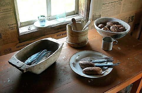 Juni 2012 Dukat bord i fiskarstugan vid Kvarkens båtmuseum. Foto: Göran Strömfors Slaffatet (slafate) Trätråg i olika storlekar och utförande har använts till förvaring och transport av matvaror.