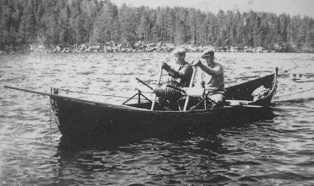 Varpbåten (Kelaboåti) Siir du na laand? Varpbåten infrusen i isen tyder på att flott ningseran börjat tappa greppet.