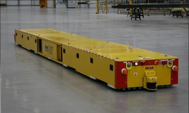 Teoretiskt ramverk 2.3.1.2 AGV (Automated guided vehicle) AGV är materialhanteringssystem som är förarlös, se figur 7. Den förflyttar material längs en fast slinga i marken [8].