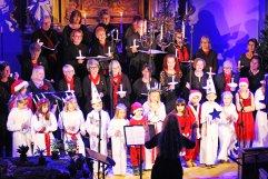 Prästen Paula höll ett tal som handlade lite om Finlands historia - intressant! Efter det blev det musik till allas smak som framfördes av Seppo Vanhala - sång och Jari Salminen - dragspel.