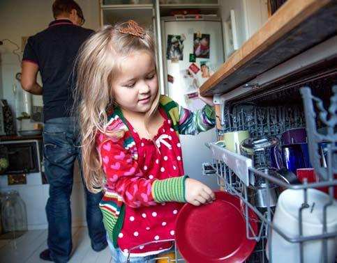 ofta själva väldigt noga med att saker och ting alltid görs på samma sätt. Det känns festligt att avvika från rutinerna bara om vardagen ter sig tillräckligt likadan från dag till dag.