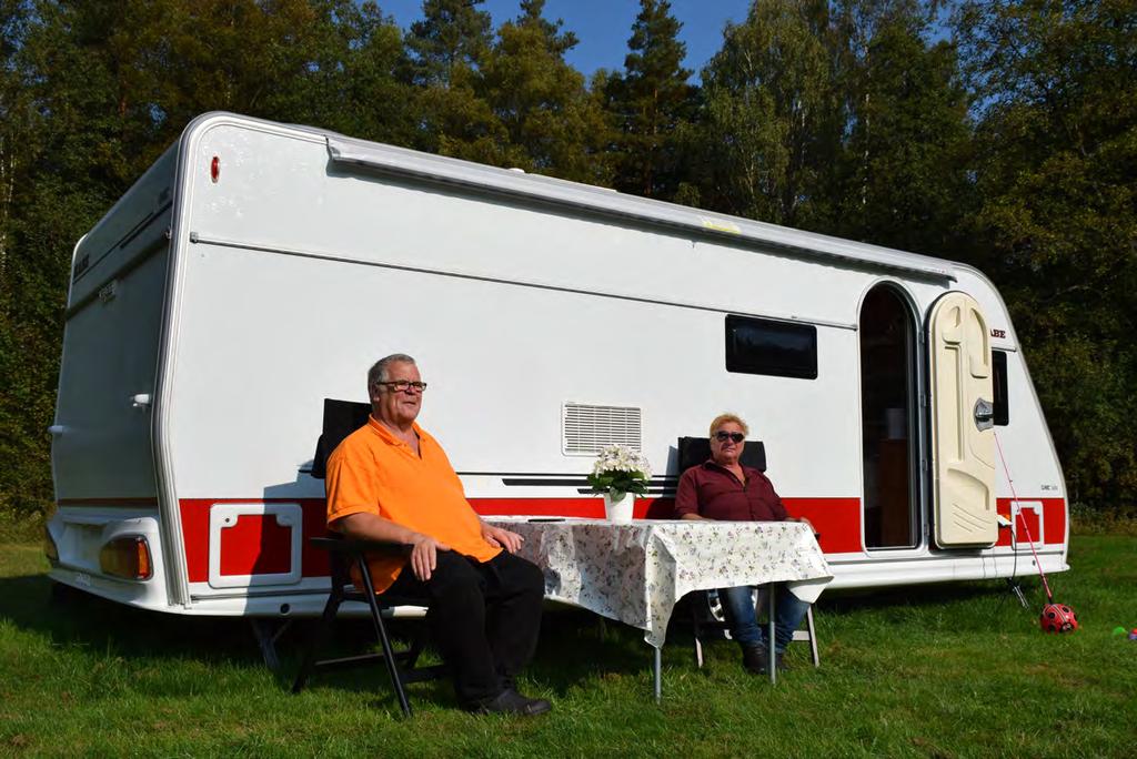 Besök KABE i populär dokusåpa Åke och Kjell testar produkter i Ullared Jakten på storsäljaren vid husvagnen.