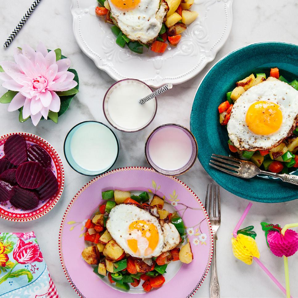 VÅRPYTTIPANNA med stekt ägg och rödbetor Ca 5 min Pyttipanna 500 gram potatis 1 rödlök 500 gram frysta rotfrukter 1 msk olivolja* ½ tsk torkad rosmarin* 150 gram sugarsnaps Tillbehör 2 pkt bacon 1